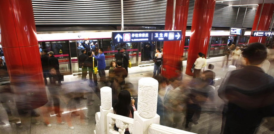 MMan caught between subway train and safety doors dies in Shanghai